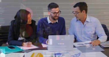 Finansal verilerin analizi, borsa animasyonu üzerinde çalışan iş adamları. Maliye, takım çalışması, analiz, hisse senetleri, ticaret, strateji