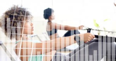 Kürek çekme makineleri üzerinde egzersiz yapan kadınlar üzerinde fitness veri canlandırma animasyonu. egzersiz, teknoloji, izleme, spor salonu, kardiyo