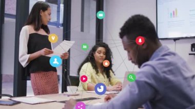 Sosyal medya simgeleri ve ağ bağlantılarıyla iş birliği yapan bir ekip. İşbirliği, takım çalışması, ağ oluşturma, teknoloji, iletişim, yenilik