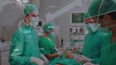 Ağ bağlantıları ve veri işleme animasyonu olan hastaları ameliyat eden cerrahlar. Cerrahi, sağlık, teknoloji, yenilik, tıbbi, işletme