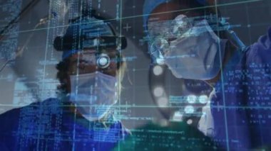 Üzerinde dijital veri işleme animasyonu olan tıbbi uzmanlar. Doktorlar, sağlık, teknoloji, yenilik, hastane