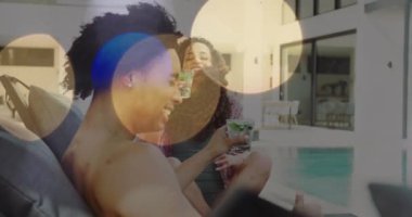 Havuz kenarında dinlenen insanlar renkli bokeh animasyonlu içeceklerin tadını çıkarıyorlar. Tatil, tatil, yaz, açık hava, kutlama, rahatlama.