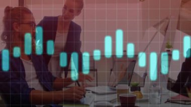 Bilgisayarlarda çalışan iş adamları, şebeke arkaplanının üzerinde çizelge animasyonu olan dizüstü bilgisayarlar üzerinde çalışıyorlar. takım çalışması, işbirliği, teknoloji, veri, analiz, kurumsal