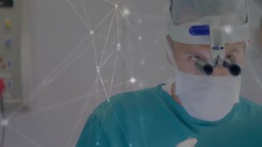 Cerrahlar tıbbi sahnenin üzerinde ağ bağlantılarıyla operasyon yapıyorlar. Cerrahi, teknoloji, yenilik, sağlık, takım çalışması, dijital