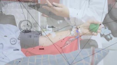 Tablet kullanarak, ağ bağlantıları ve veri işleme animasyonu olan bir sağlık uzmanı. teknoloji, dijital, tıbbi