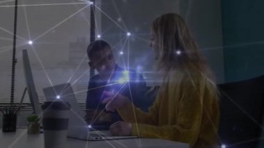 Ofiste çalışmaktan, ağ bağlantıları olan insanlardan bahsediyorlar. Takım çalışması, teknoloji, iletişim, ağ oluşturma, işbirliği, yenilik