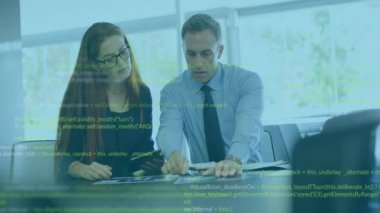 Ofisteki tablet kullanılarak Kafkas meslektaşlarının veri işleme animasyonu. İş ve dijital arayüz kavramı, dijital olarak oluşturulmuş video.