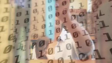 Kütüphanede kitap okumak, arka planda ikili kod animasyonu olan bir kadın. Teknoloji, bilgi, dijital, veri, kodlama, öğrenme