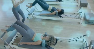 Pilates reformatında egzersiz yapan kadınlar için spor eğitimi animasyonu. egzersiz, egzersiz