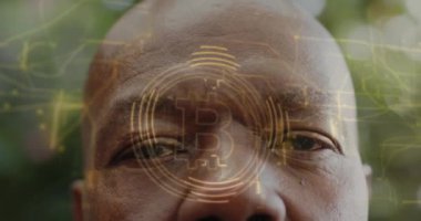 Bitcoin sembolü ve dijital ağ animasyonu kişinin yüzüne yakın çekim. Kripto para birimi, engelleme zinciri, fintech, teknoloji, finans, siber güvenlik
