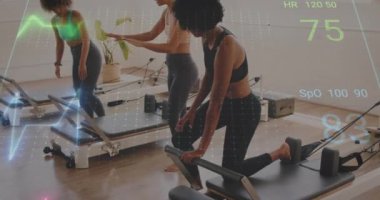 Spor salonundaki pilates yenilikçileri üzerinde egzersiz yapan kadınların sağlık verileri animasyonu. egzersiz, egzersiz, teknoloji, sağlık, eğitim