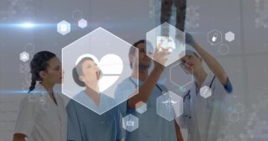 Holografik sağlık verilerini inceleyen tıp uzmanları hastanedeki animasyonları analiz ediyor. Sağlık, teknoloji, analiz, yenilik, tanı