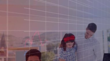 Farklı insanların açık havada sosyalleşmesi üzerine finansal veri tablolarını canlandırmak. Finans, analitik, veri görselleştirme, çeşitlilik, iş
