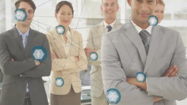 Veri işleme ve ağ bağlantıları, ofisteki çeşitli iş adamları. takım çalışması, işbirliği, teknoloji, çeşitlilik, iletişim, toplantı