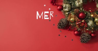 Kırmızı arkaplanlı ve Noel süslemeli mutlu noel mesajları animasyonu. Şenlik, kutlama, selamlama, kış, mevsim
