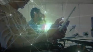 Ofisteki tabletleri kullanarak, ağ bağlantıları ve veri işleme animasyonları olan insanlar. Teknoloji, takım çalışması, işbirliği, dijital, üretkenlik, iletişim