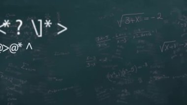 Karanlık zemin üzerinde matematiksel denklemler ve semboller canlandırılıyor. Matematik, animasyon, dijital, hareket, görselleştirme, bilim