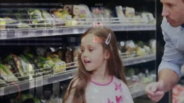 Kafkasyalı baba ve kız alışverişi üzerine finansal veri işleme animasyonu. Küresel alışveriş, finans, perakende ve dijital arayüz kavramı, dijital olarak oluşturulmuş video.