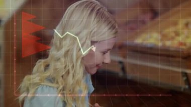 Beyaz kadın alışverişi üzerine finansal veri işleme animasyonu. Küresel alışveriş, finans, perakende ve dijital arayüz kavramı, dijital olarak oluşturulmuş video.