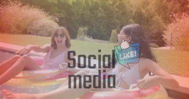 Sosyal medya ve havuz kenarında rahatlayan kadınlar üzerine animasyon gibi. Rahatlama, polaroid, eğlence, teknoloji, keyif, yüzme