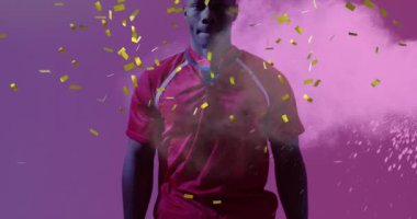 Afrika kökenli Amerikalı erkek oyuncunun kollarını kavuşturup üzerine düşen konfeti animasyonu. Spor ve kutlama konsepti, dijital olarak üretilen video.