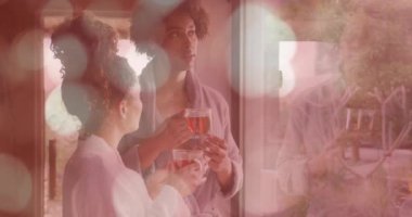 Çay içip sohbet ediyorlar. Bokeh Light animasyonlu bornozlu bir çift. Rahatlama, sohbet, samimiyet, rahatlama, kaynaşma, rahatlama.