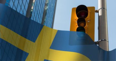 İsveç bayrak animasyonu trafik ışığı ve modern bina arka planında. İsveç, teknoloji, kentsel, dijital, animasyon, şehir manzarası