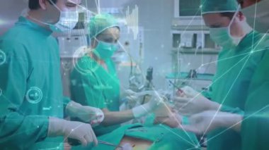 Cerrahlar üzerlerinde tıbbi veri işleme animasyonu yaparak ameliyat yapıyorlar. Cerrahi, sağlık, teknoloji, profesyoneller, takım çalışması, yenilik