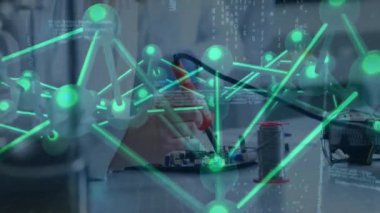 Elektronik devre kartı üzerinde çalışan kişi üzerinde sinirsel ağ animasyonu. Teknoloji, yenilik, yapay zeka, elektronik, mühendislik, programlama