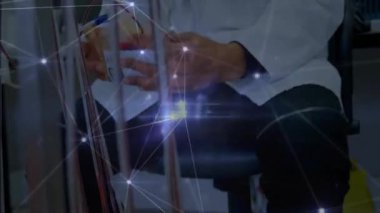 Stetoskop tutuyor, laboratuvar önlüklü doktor tıbbi ortamlarda ağ bağlantıları kuruyor. Sağlık, teknoloji, yenilik, tanı, hekim, veri