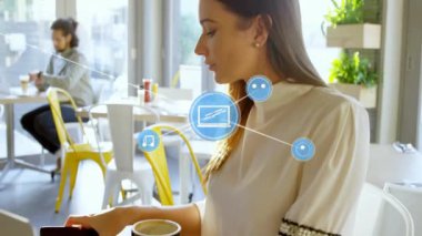 Dijital bağlantı ve müzik simgeleri parlak kafedeki insanlar üzerinde bir animasyon oluşturuyor. Ağ, teknoloji, sosyalleşme, iletişim