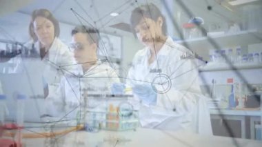 Laboratuvarda araştırma yapan bilim adamları, ağ bağlantılarıyla verileri analiz ediyorlar. Bilim, laboratuvar, teknoloji, veri analizi, yenilik, ağ oluşturma