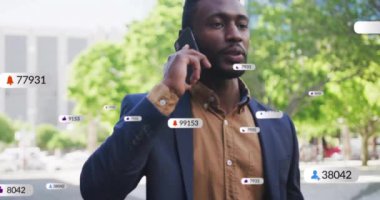 Telefonda konuşan, dışarıdaki sosyal medya bildirimleriyle çevrili bir adam. İletişim, teknoloji, ağ, dijital