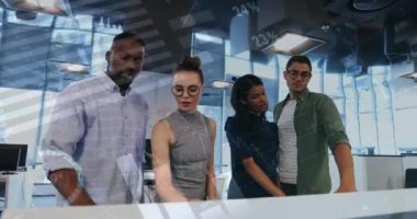 Modern ofiste işbirliği yapan çeşitli takımlar üzerinde iş veri analizi animasyonu. Takım çalışması, işbirliği, teknoloji, tartışma, yenilik