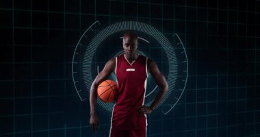 Basketbolcu devre kartı ve veri işleme animasyonuyla topu tutuyor. Spor, teknoloji, yenilik, analiz, atlet, hareket
