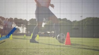 Sahada antrenman yapan futbolcuların grafikleri ve veri analizleri. Futbol, antrenman, spor, antrenman, performans, istatistik