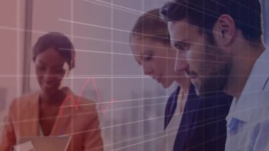 Ofiste çalışan iş adamlarının finansal verileri ve grafikleri. Finans, takım çalışması, analiz, şirket, çizelgeler, ticaret