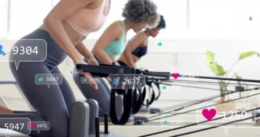 Kürek çeken kadınlar sosyal medya tebligatlarıyla animasyon yapıyor. Fitness, spor salonu, egzersiz, teknoloji, etkileşim