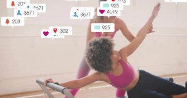 Fitness stüdyosunda egzersiz yapan kadınlar hakkında sosyal medya bilgilendirmeleri. egzersiz, egzersiz, teknoloji, sağlık, dijital