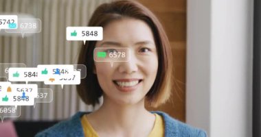 Sıradan ortamlarda gülümseyen bir kadın için sosyal medya bilgilendirmeleri. Teknoloji, iletişim, dijital