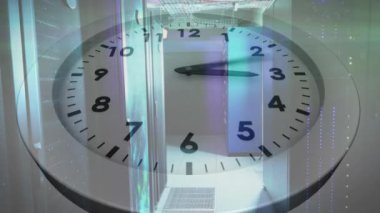 Sunucu odasının üzerindeki saat animasyonu veri merkezlerindeki zaman yönetimini gösteriyor. teknoloji, ağ oluşturma, altyapı, verimlilik, sunucular, işlemler