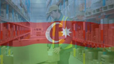 Ambar işçisi paketlerle, Azerbaycan bayrağı animasyonlarıyla raflarla ve kutularla ilgileniyor. Lojistik, nakliye, depolama, ulaşım, dağıtım, iş gücü