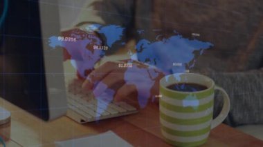 Bilgisayarda çalışan kişinin üzerinde sayısal veri animasyonu olan dünya haritası. Analizler, teknoloji, iş dünyası, küresel, dijital, bilgi