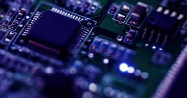 Mikroçipli elektronik devre kartı, teknoloji animasyonu. elektronik, yenilik, mühendislik, donanım, bileşenler, silikon