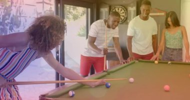 Bilardo oynuyoruz, arkadaşlar rengarenk animasyonlarla oyun oynuyorlar. Bilardo, eğlence, eğlence, eğlence, renkli, eğlenceli.