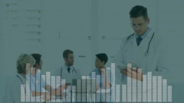 Tıp uzmanları hasta verilerini bar tablosu animasyonlarıyla tartışıyor. Sağlık, takım çalışması, tartışma, veri analizi, teknoloji, danışma