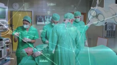 Tıbbi ekip ameliyathanede veri işleme animasyonuyla ameliyat yapıyor. Sağlık, takım çalışması, teknoloji, yenilik, tıp, prosedür