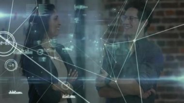 Ofiste konuşan iş adamlarının ağ bağlantıları ve veri işleme animasyonu. Teknoloji, ağ, iletişim, kurumsal, dijital, diyalog