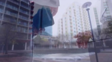 İş adamları el sıkışıyor, şehir planında animasyon yapıyorlar. Ortaklık, işbirliği, takım çalışması, profesyonel, başarı, anlaşma