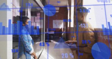 Çeşitli meslektaşların iş tartışmaları üzerine veri işleme ve diyagramların animasyonu. İş ve dijital arayüz kavramı, dijital olarak oluşturulmuş video.